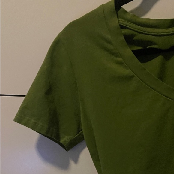 Olive Green size medium v neck shirt - Picture 4 of 9
